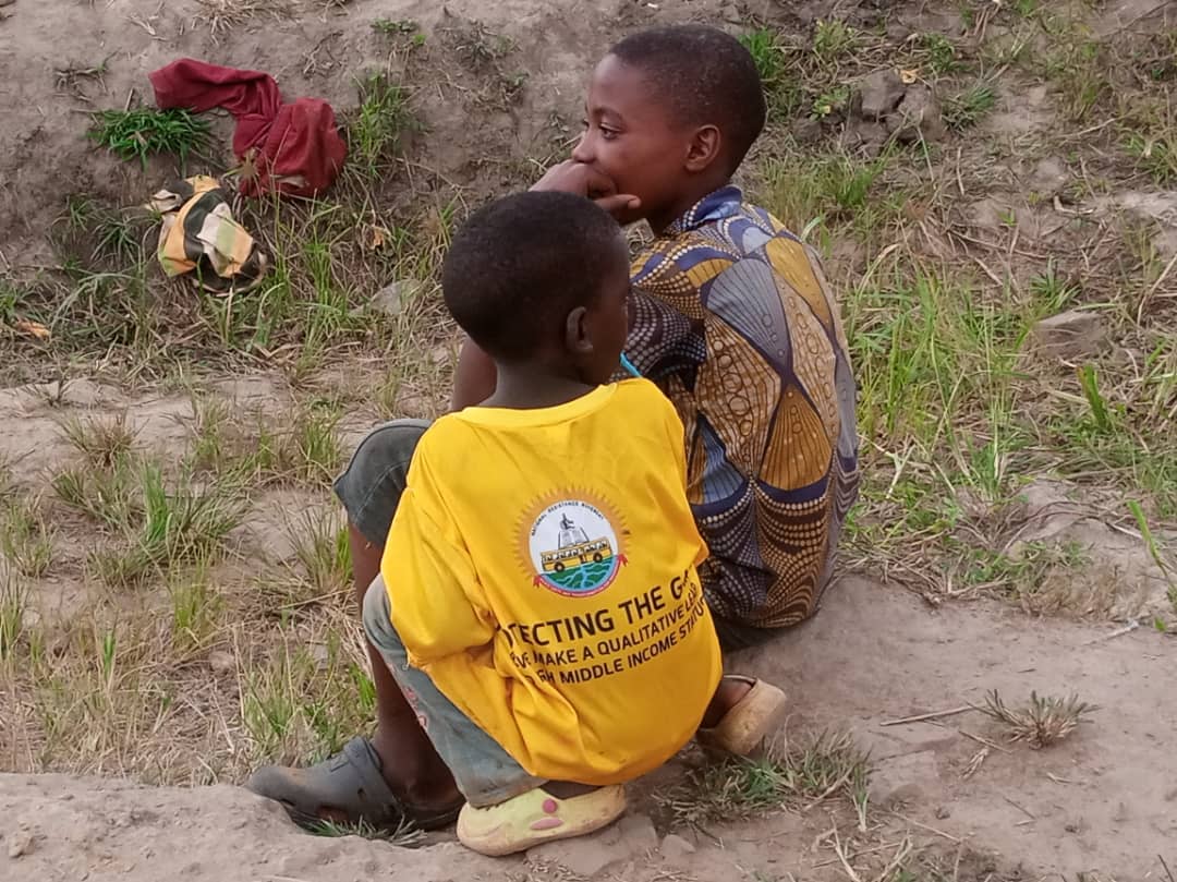 Children and community supported by Kifumbira Hope
